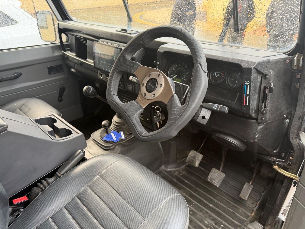 2003 Land Rover Defender 110 Image 7